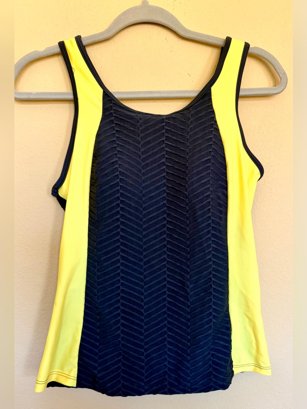 Rotita athletic tank top with herring bone pattern size small